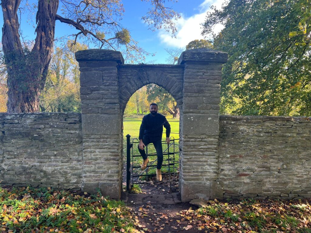Welcome to Castle Stonework We have over 25 years of experience in the walling industry, including 10 years as a college lecturer teaching the art of masonry to work based and full-time students. After leaving school in 1997, I successfully completed a NVQ L3 in Trowel Occupations. During this time, my day-to-day involved working with stone, building walls in dry and mortar style. Using stone in its natural state always fascinated me, and I found myself drawn to the creative, bespoke, personal touch to each build. Working across Bristol, South Gloucestershire, BANES and the Cotswolds.